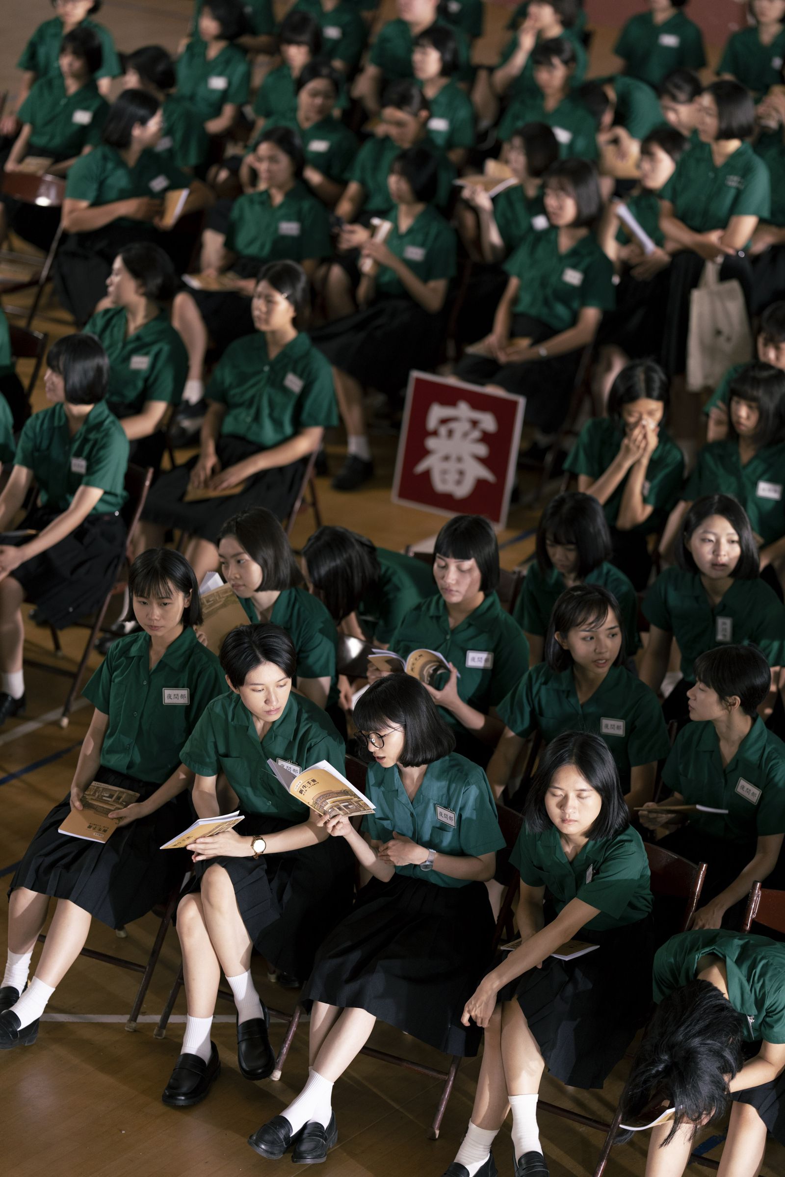 數十位飾演學生的臨演都挑選高中或大學生，頭髮也不得過肩。（興揚電影提供）