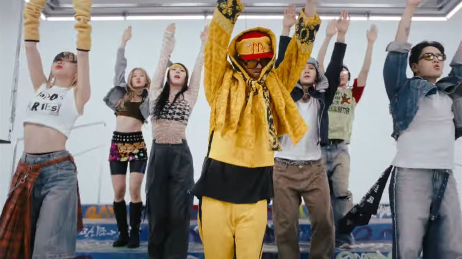 GD為〈TOO BAD〉找來眾多優秀舞者，Bada Lee（左一）是各大韓團的編舞師。（截圖自MV）