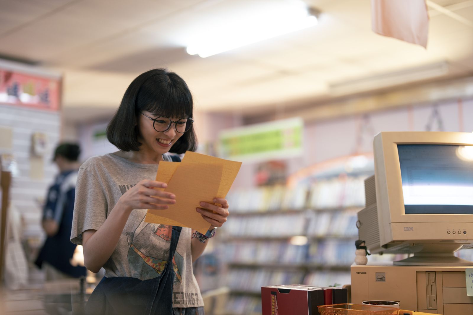 陳姸霏戲裡在錄影帶出租店幫忙。（興揚電影提供）