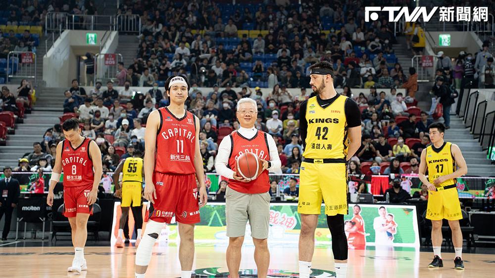 台新人壽董事長林維俊(圖中)擔任臺北戰神台新人壽主題周開球嘉賓，全力支持捍衛主場。 