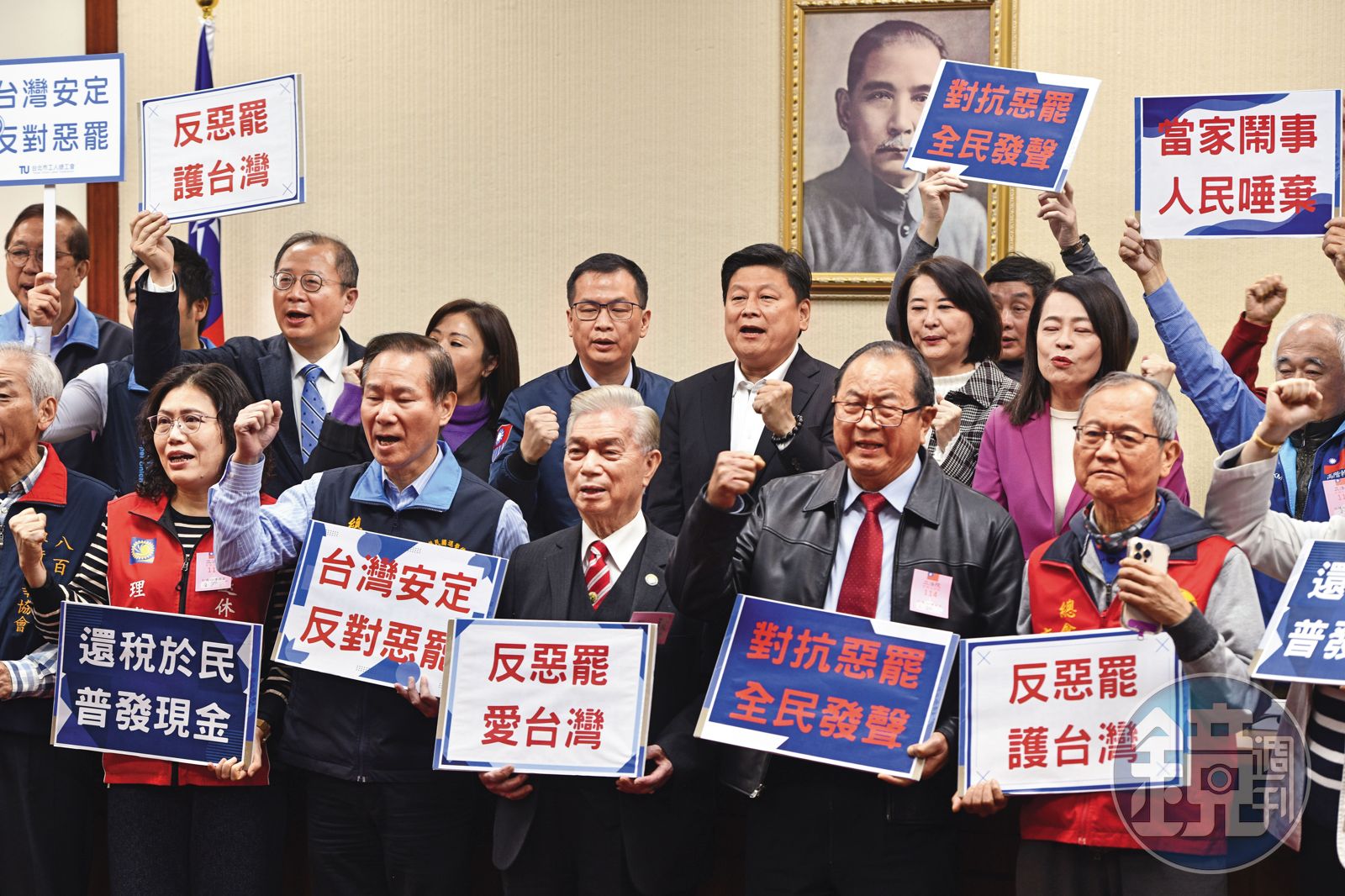 軍公教警消等多個民間團體2月26日與藍委召開記者會，共同發表「反惡罷」聲明。