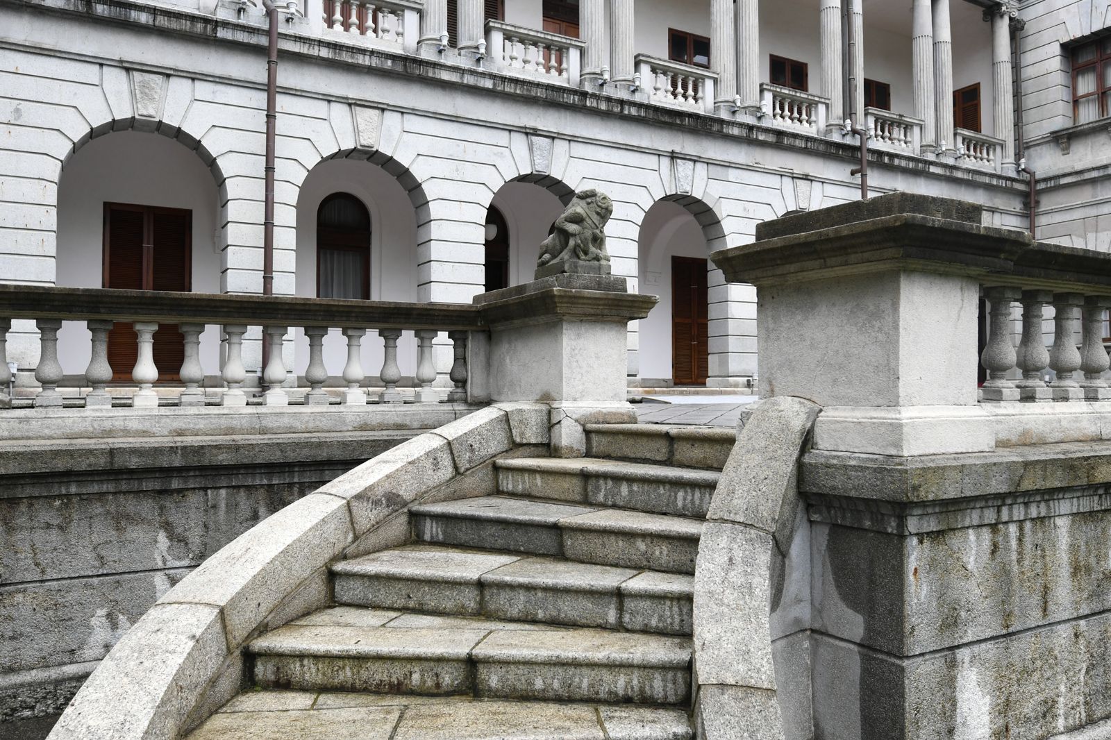 台北賓館部分石材來自拆除台北城得來的石頭、其中的石獅（圖中央）取自遭拆除的大天后宮。（十月影視提供）