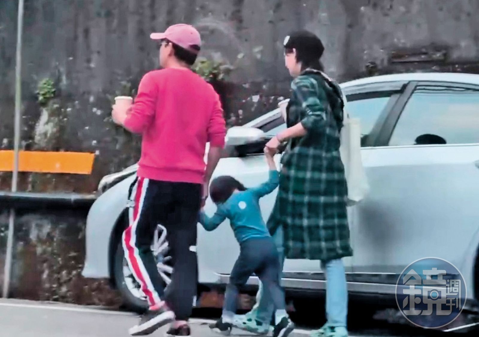 女兒（中）走一走差點跌倒，接著就不想再繼續走路。（讀者提供）
