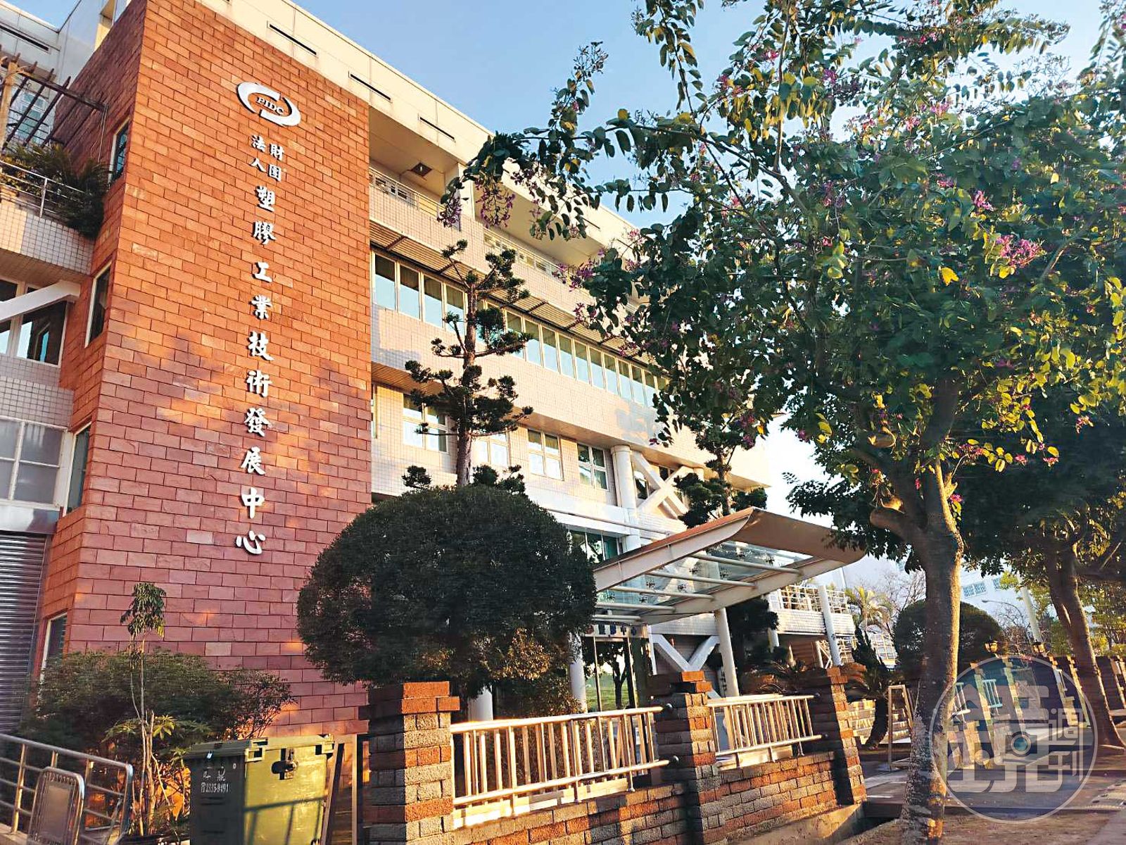 塑膠工業技術發展中心做的庫板耐燃測試，等同於國家認證。