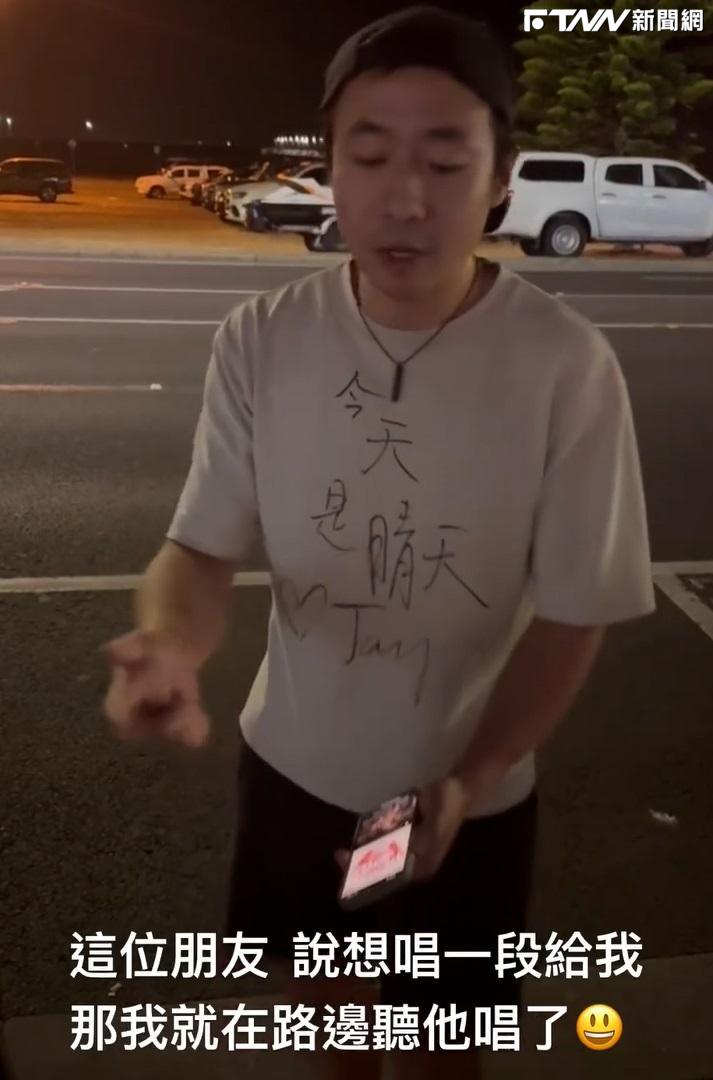 周董在IG限動分享，在國外街頭巧遇一位男歌迷，竟在他面前大秀饒舌。（圖／IG：jaychou）