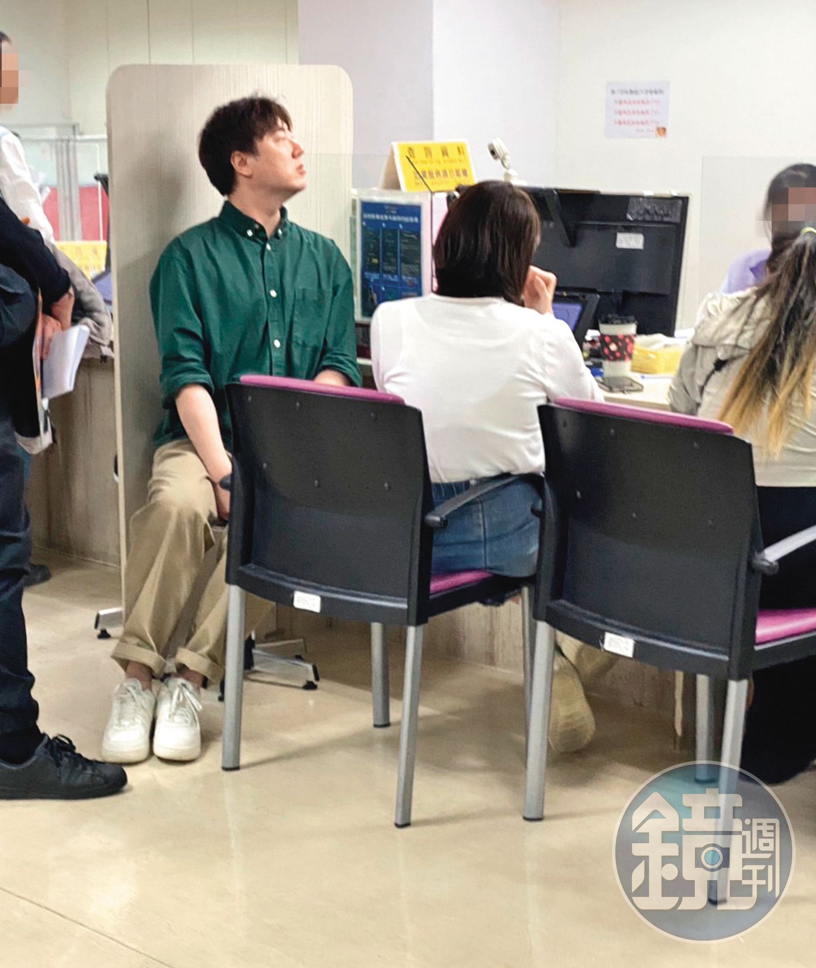 14：35 辦理完手續這一刻，馨儀（右）和單為明（左）已是前妻、前夫的身分。