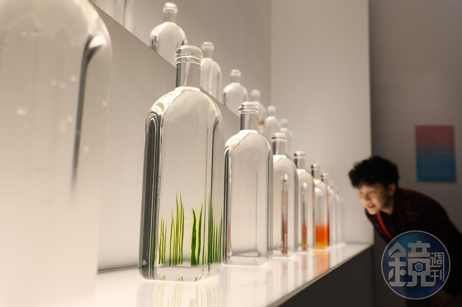 在雨展區，設計師在透明瓶中呈現日語中的雨景描述，詩意地轉化自然景觀。