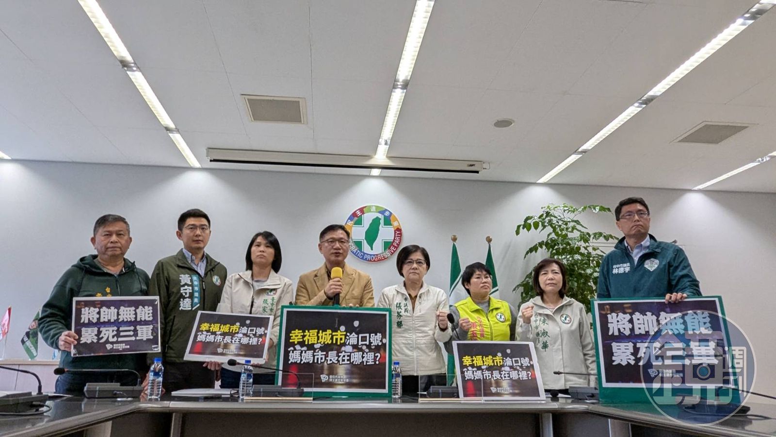台中市議會民進黨團抨擊5警押母女3人查辦偷竊事件，市長要負責。