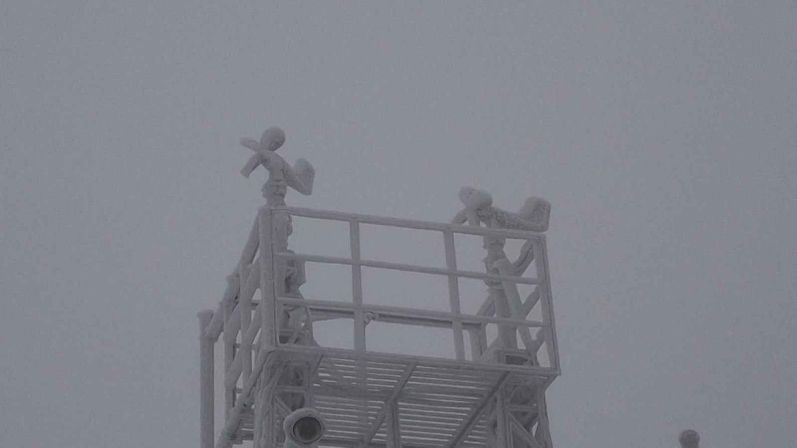 玉山累積積雪1公分並持續降雪，一片銀白世界宛如仙境。（翻攝自臉書粉專報天氣 - 中央氣象署）