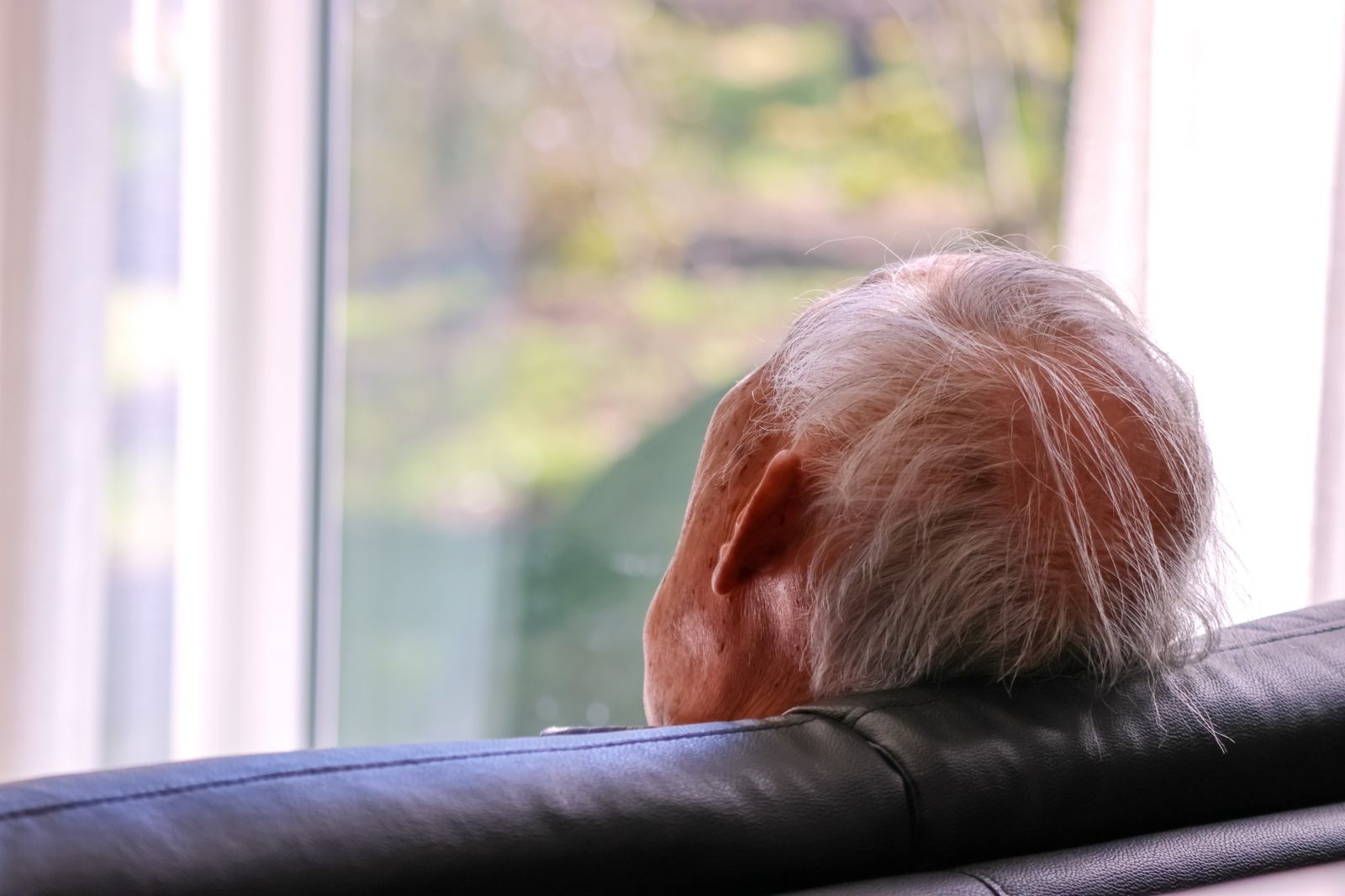 中國一名69歲老翁單身了幾乎一輩子終於談了戀愛，而對方卻騙光他的所有積蓄令他相當崩潰。（翻攝photoAC）