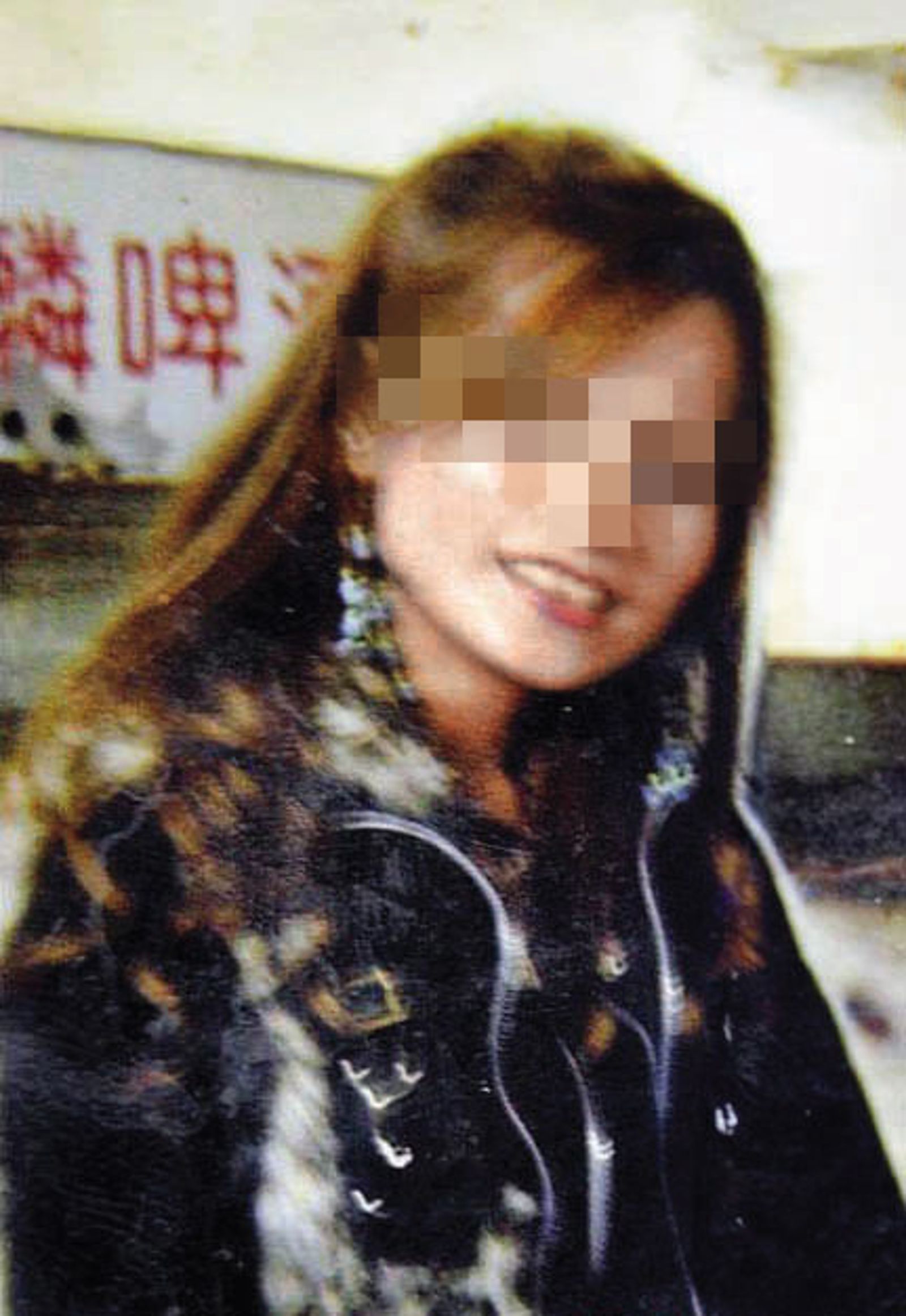 阮女離婚後到卡拉OK店上班，手腕高超，曾有7名恩客一同為她慶生。（翻攝畫面）