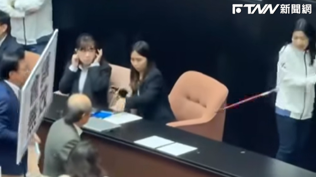 柯建銘激動猛敲桌，拐杖斷裂飛出打到徐巧芯。（圖／翻攝畫面）
