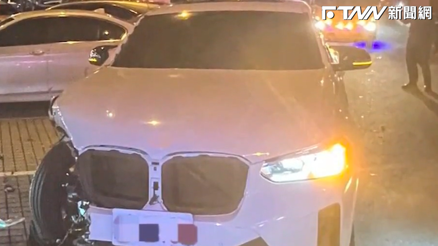 黃男連撞六輛車，恐面臨高額賠償金。（圖／翻攝畫面）