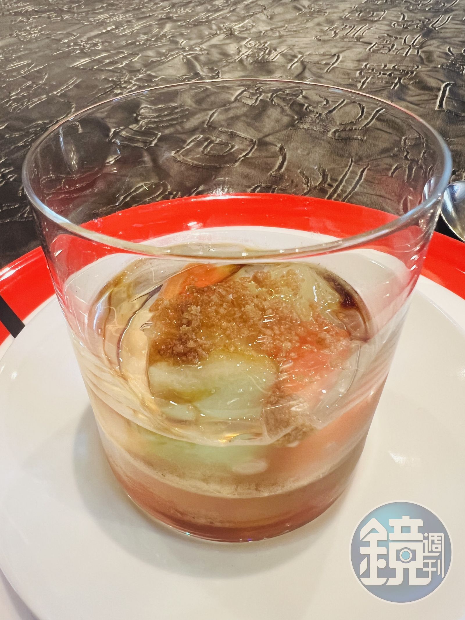 「四川時果冰粉」的亮點是主廚特製黑糖蜜，加上黃豆粉與當季鮮果，入口冰涼清甜。
