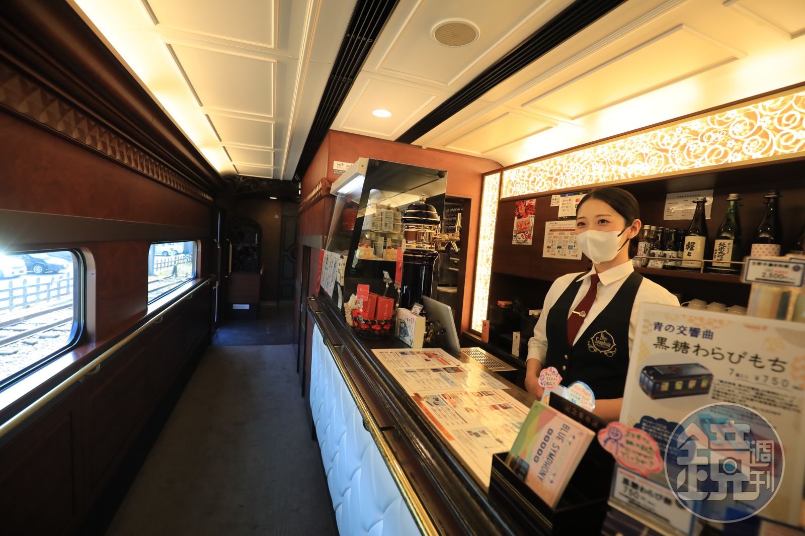二號車廂的休息室，以飯店酒吧概念打造，在這可品嘗奈良地酒、限定啤酒與甜點。
