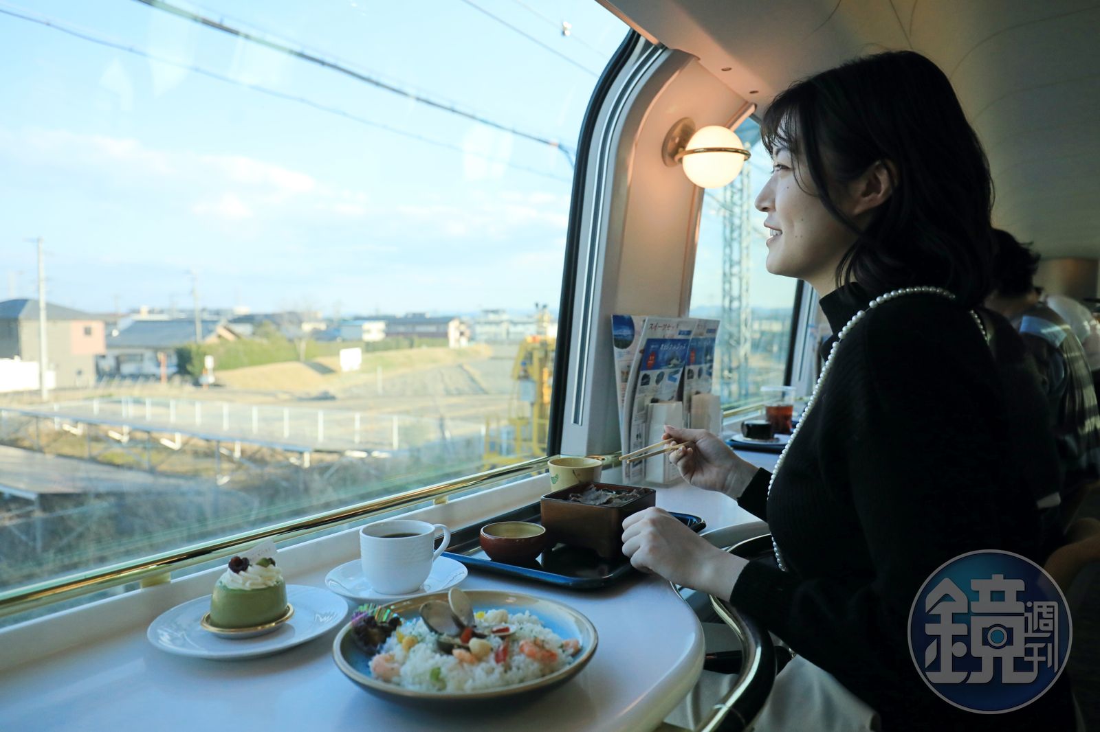 搭乘觀光特急「Shimakaze」 能從大阪、京都、名古屋等地前往伊勢志摩，車內販售各種沿線名產，像是海鮮雜燴飯、松板牛肉咖哩等餐點。