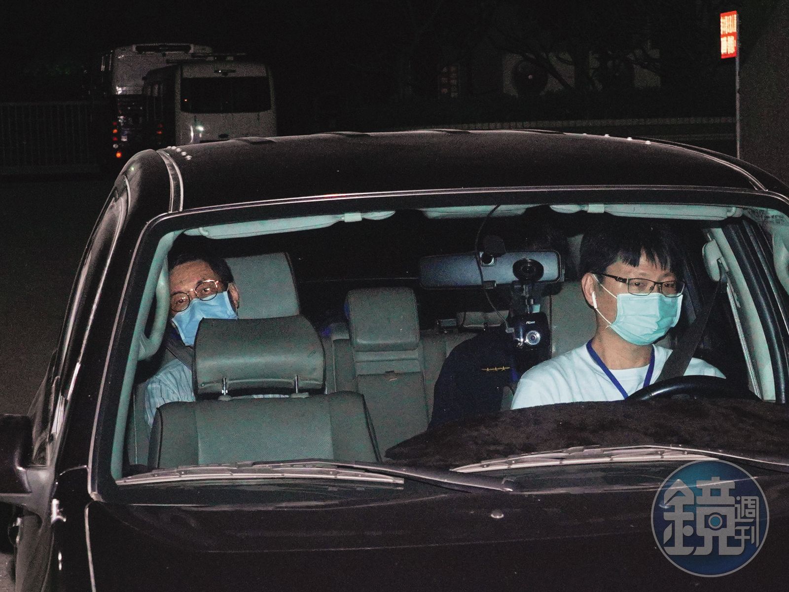 以司法追殺諸慶恩及其女兒的翁茂鍾（左），2021年因獲包庇免坐牢案遭收押。
