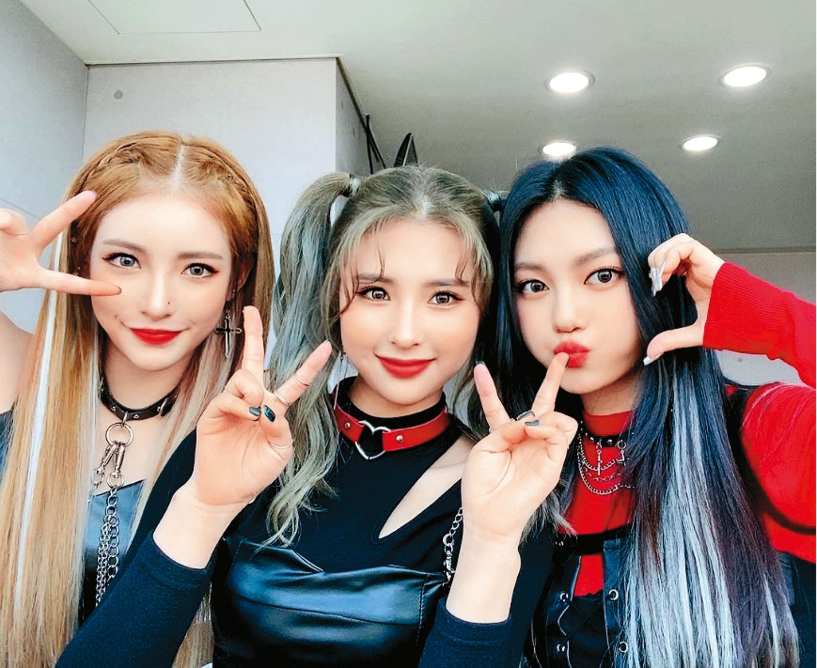 全恩菲（中）以女團出道，但當了1年歌手，該女團就解散。（翻攝自official_ans_IG）