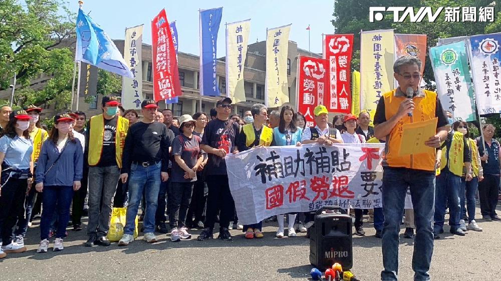 尊嚴勞動修法聯盟赴行政院提出勞工３大訴求。（圖／尊嚴勞動修法聯盟）