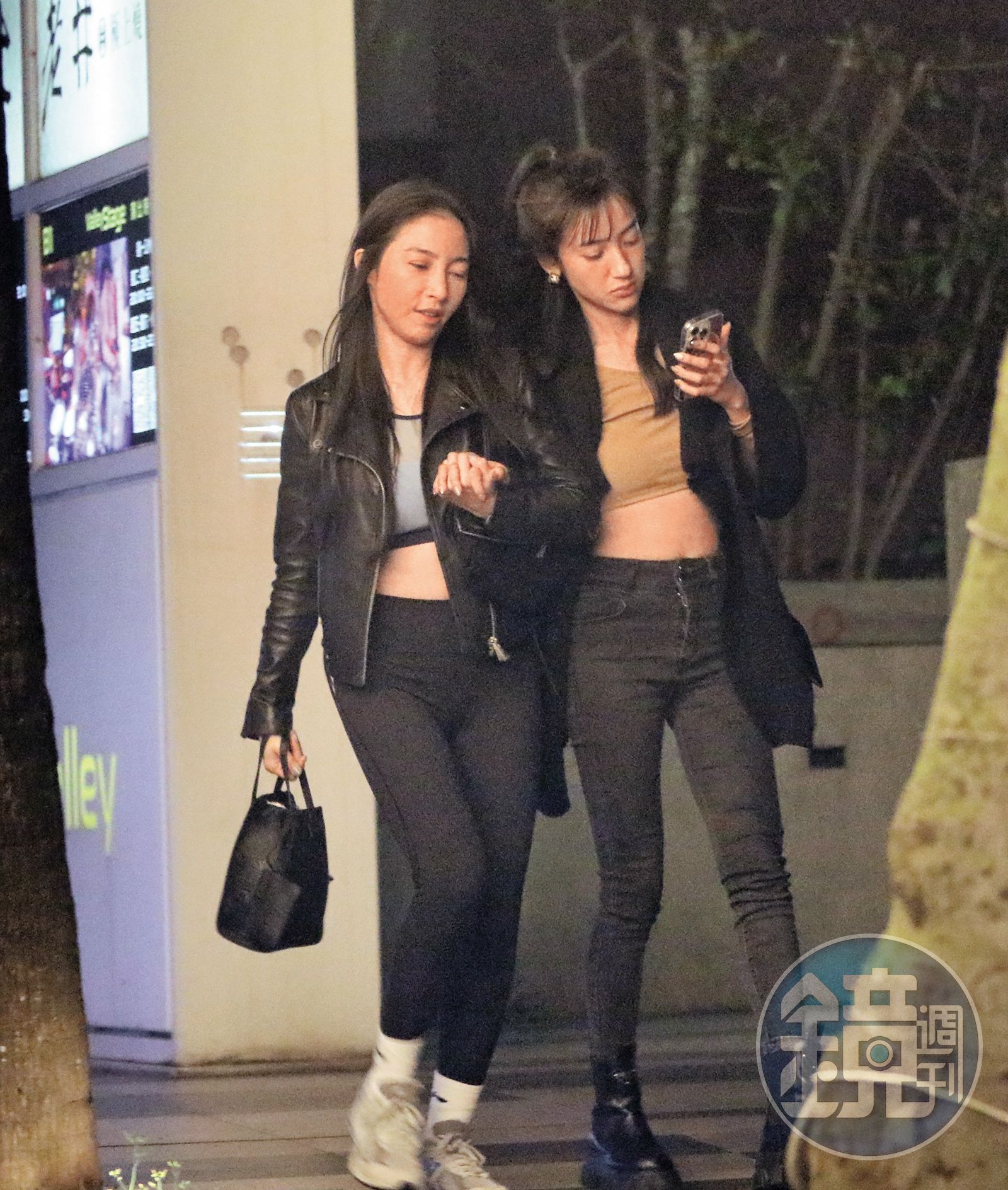 4/9 01：07 喝不少的夏宇禾（右），最後由張家瑋（左）護送回家。