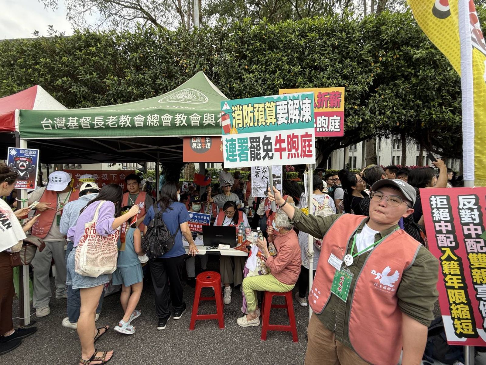 各地的藍委罷免團體到凱道擺攤衝刺連署。（鏡報新聞網提供）