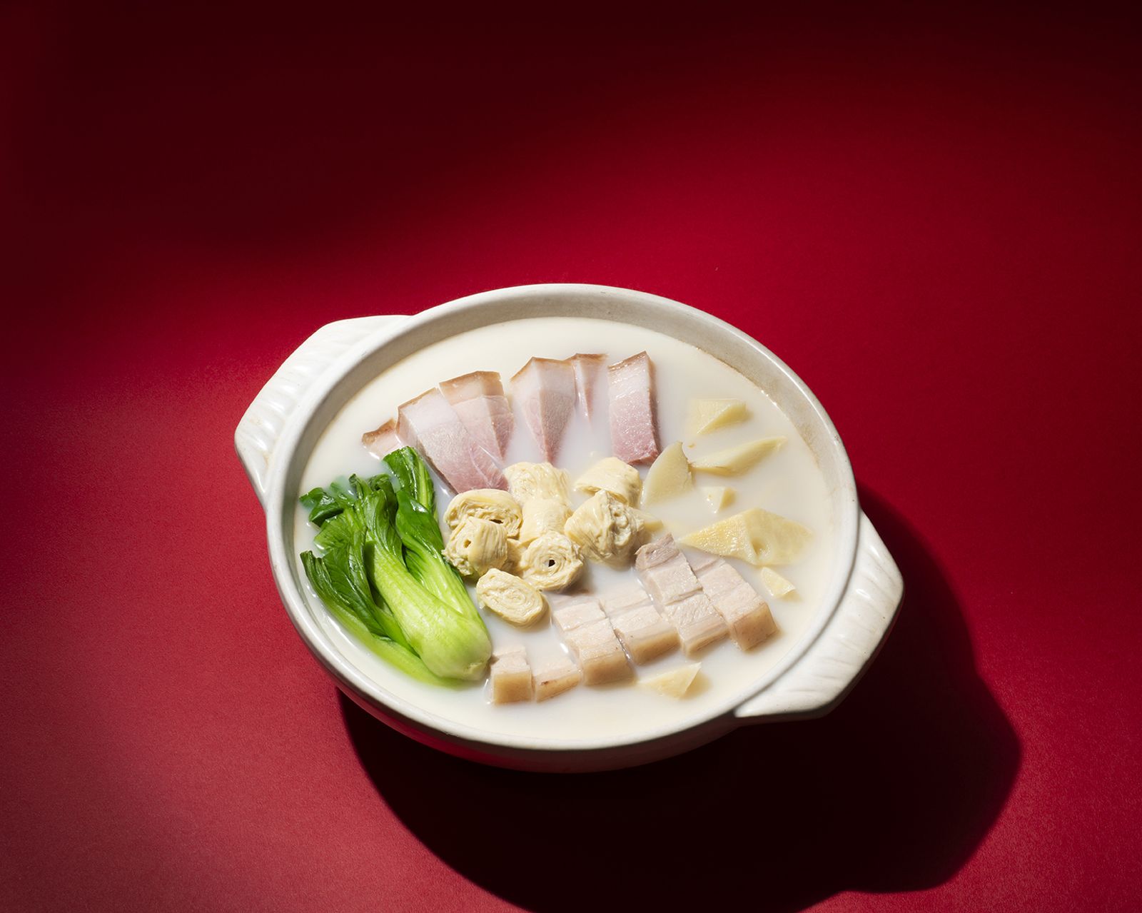 經過改良的「砂鍋醃篤鮮」，略減了點鹹鮮味，但也更健康。（春申食府提供）