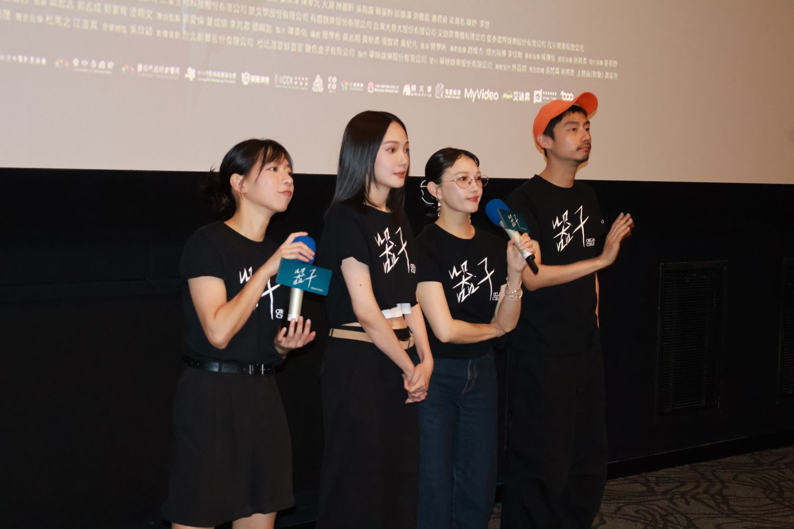  陳妤（左起）、林映唯、李杏、大鶴合體力挺合作過的導演簡學彬，為他執導新片《器子》宣傳。（華映提供）