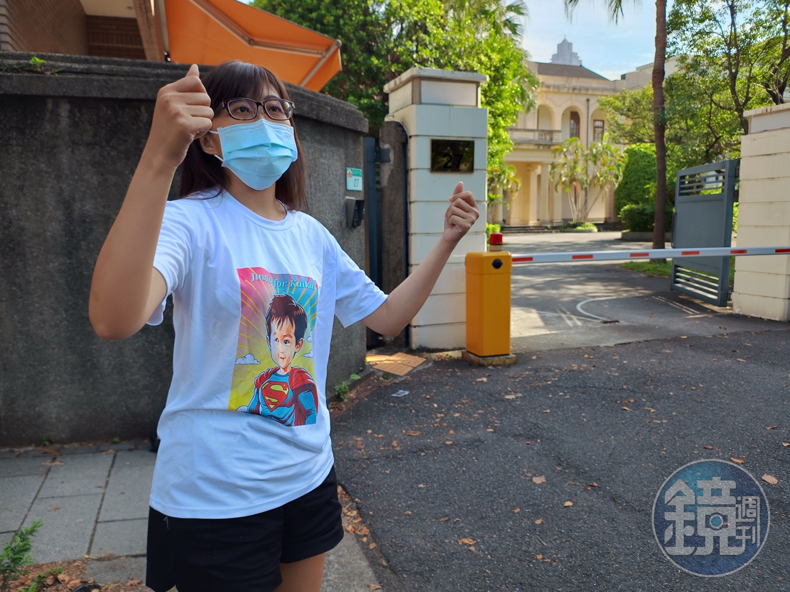 張姓女子穿著「Justice for kaikai」T恤等候旁聽。