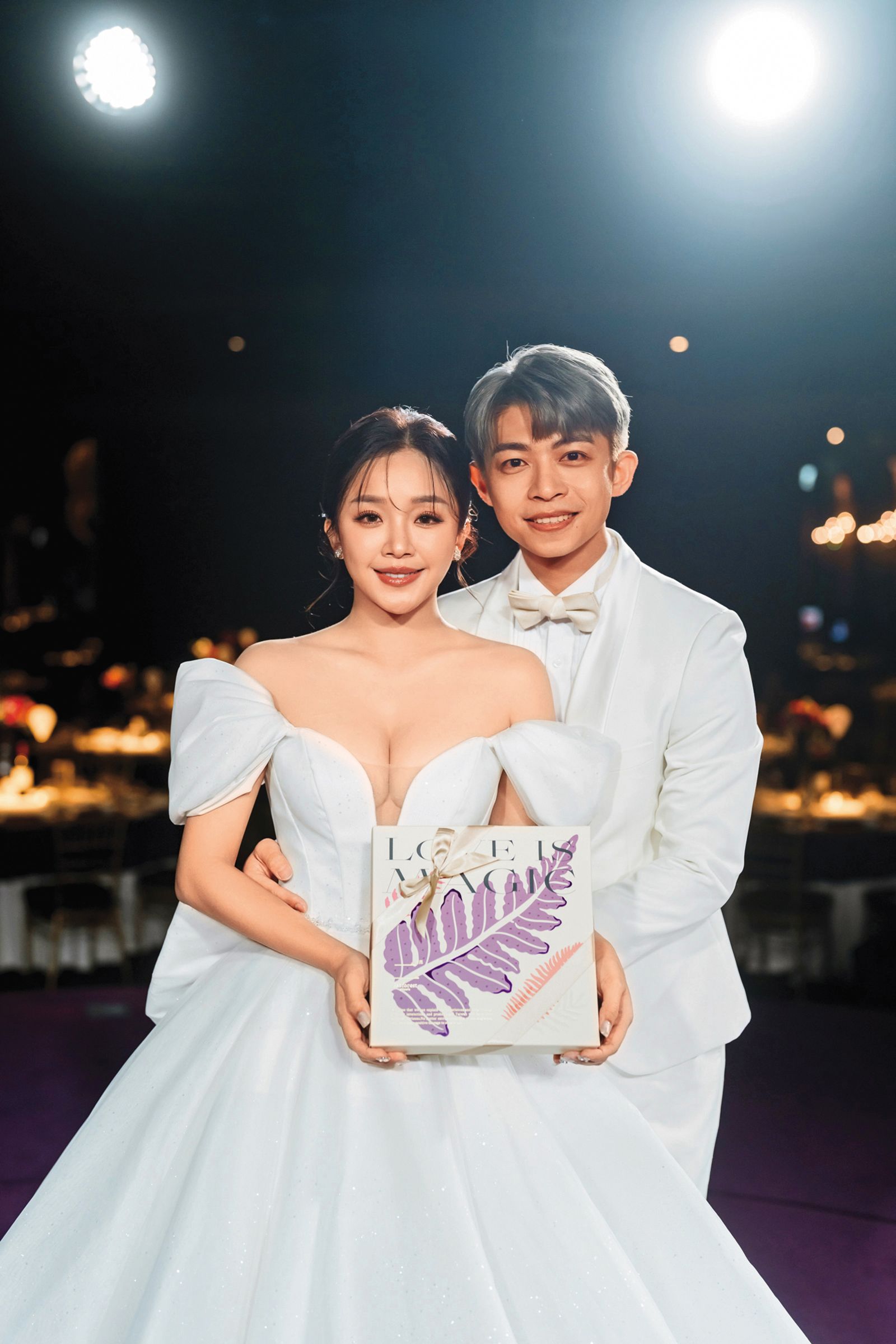 賴慧如（左）和國標舞老師劉家銘（右）各有過一段婚姻，如今有情人終成眷屬。（Wedding 鯊魚婚紗婚攝團隊提供）
