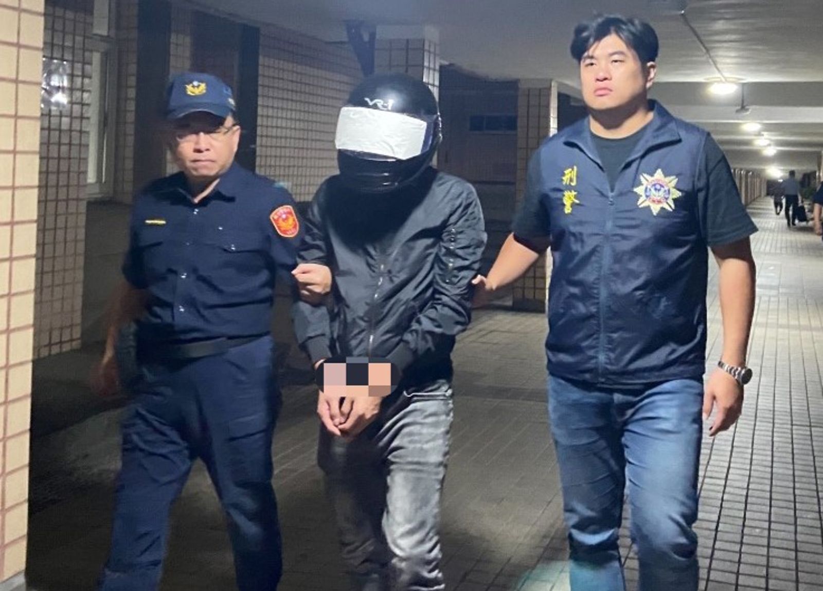 警方循線逮捕在台接貨人蘇男，訊後送往地檢偵辦，聲請羈押獲准。（航警局提供）