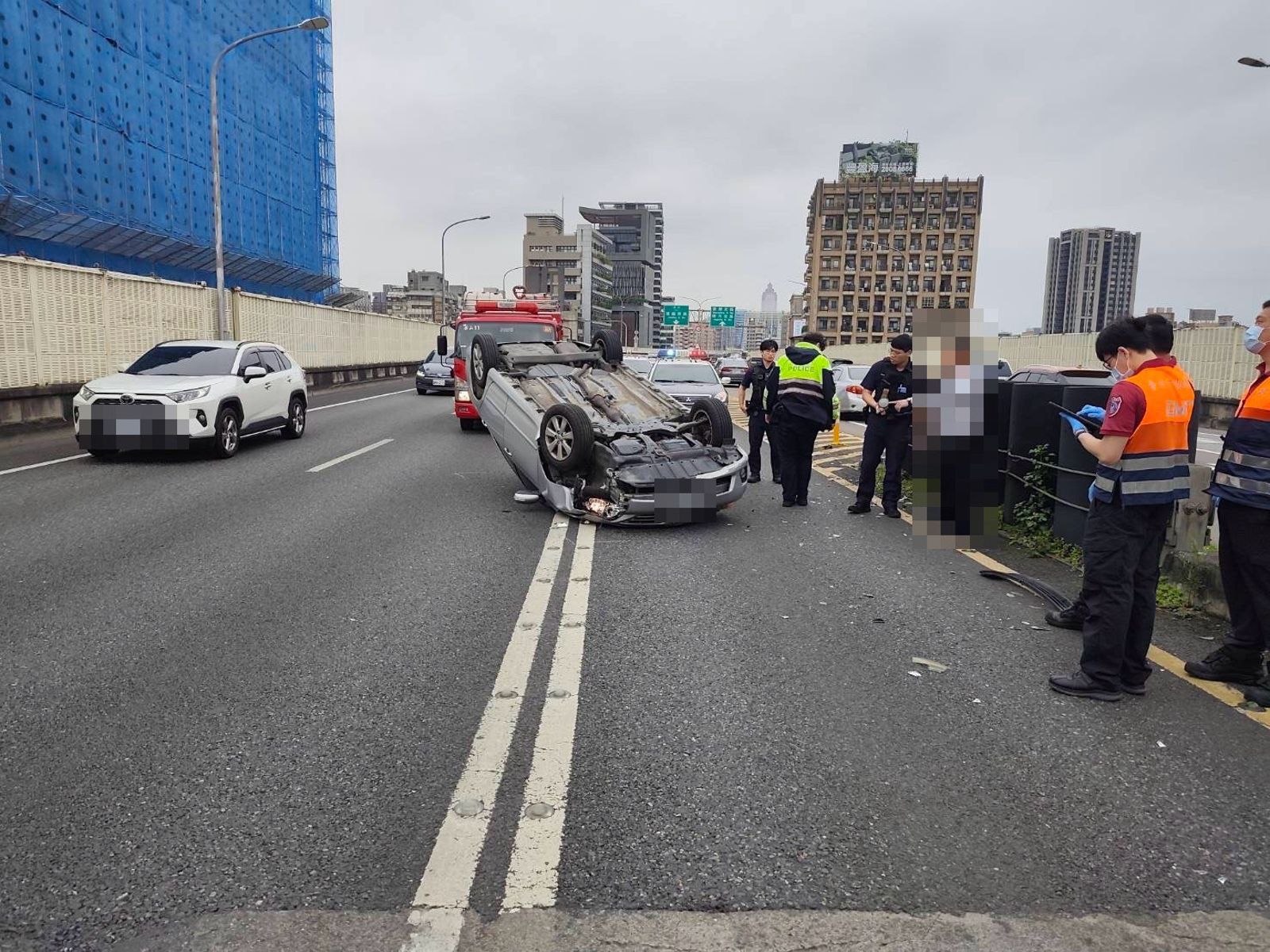翻覆車輛橫跨2車道，一度導致該路段回堵。（翻攝畫面）