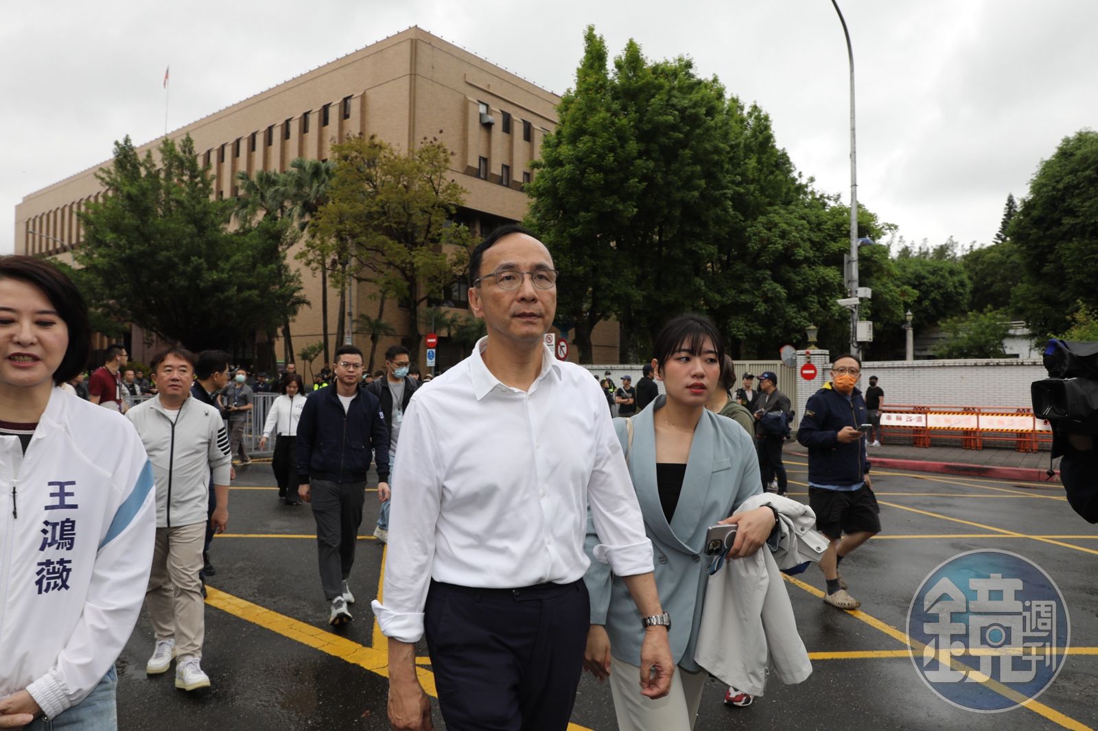 國民黨主席朱立倫與黨籍立委至台北地檢管制區外聲援黃呂錦茹。