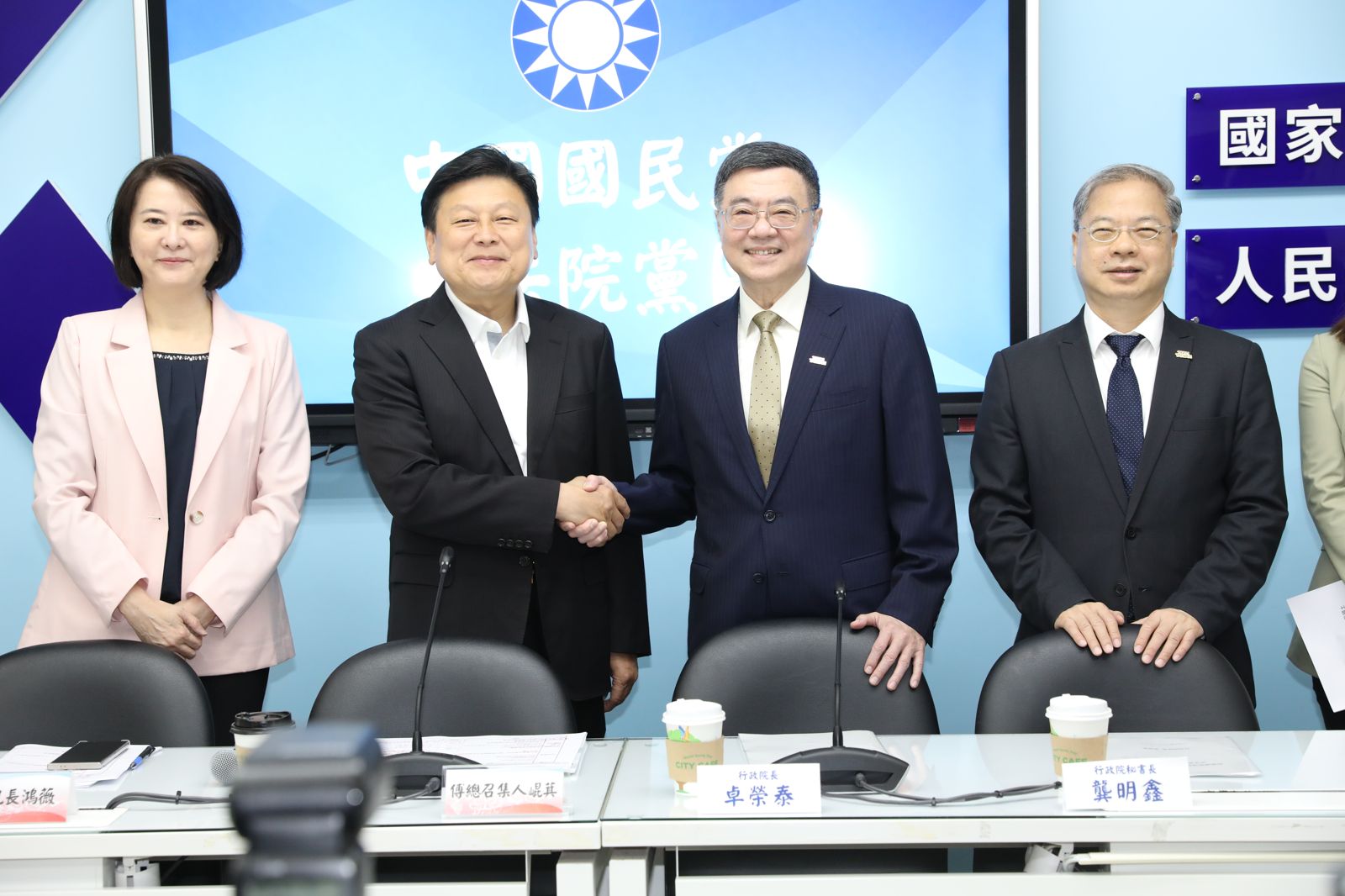 卓揆拜會國民黨團，爭取4,100億元特別預算。（鏡報新聞網）