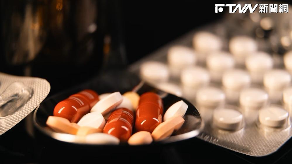 王姓中醫師因長期服用科達製藥的「龍膽瀉肝湯」中藥，導致腎功能衰竭。（示意圖非當事藥物／unsplash）