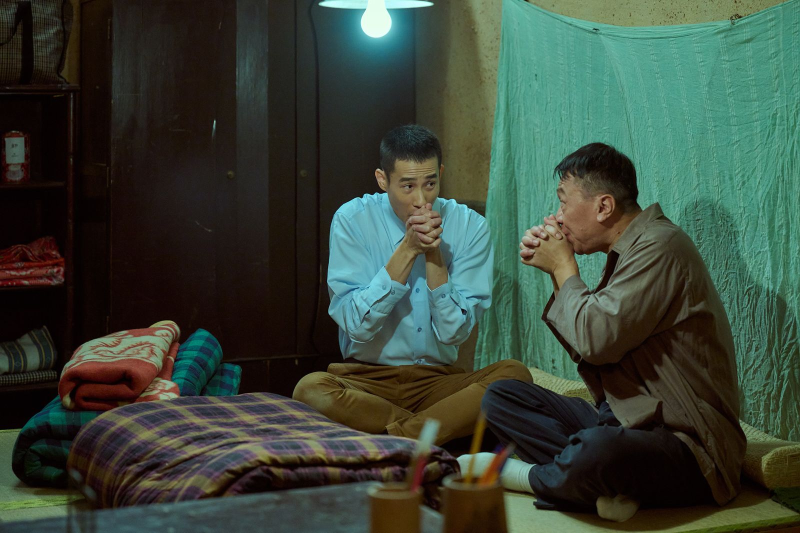 游安順（左）在《寶島西裡樂》中飾演盧彥澤養父。（台視提供）