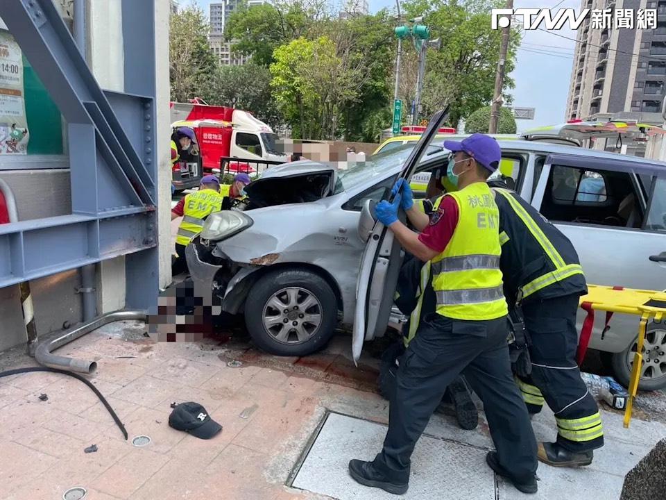 桃園市八德區公所前發生一起死亡車禍，２名行人遭撞後送醫不治。（圖／翻攝畫面）
