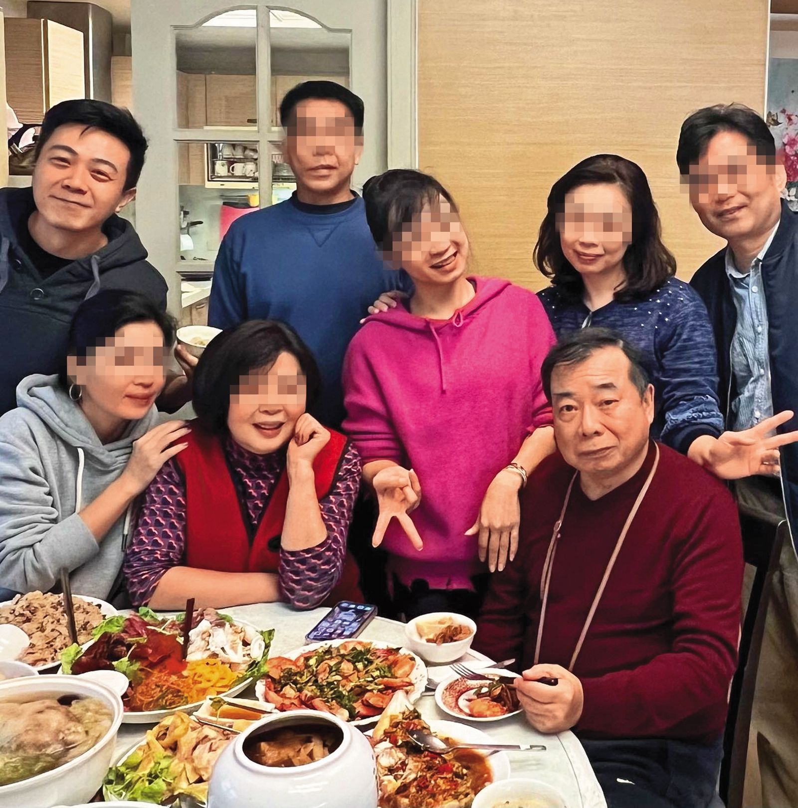 廖峻（前排右一）昔日與兒子廖錦德（後排左一）等家人和樂聚會，卻在去年離婚，結束與前妻（前排左二）約50年的婚姻。（翻攝自錦德IG）
