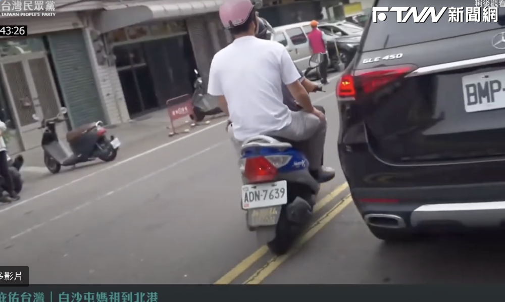 民眾黨主席黃國昌搭機車趕路到北港被自己黨內直播畫面拍到闖紅燈違規。（圖／翻攝民眾黨直播）