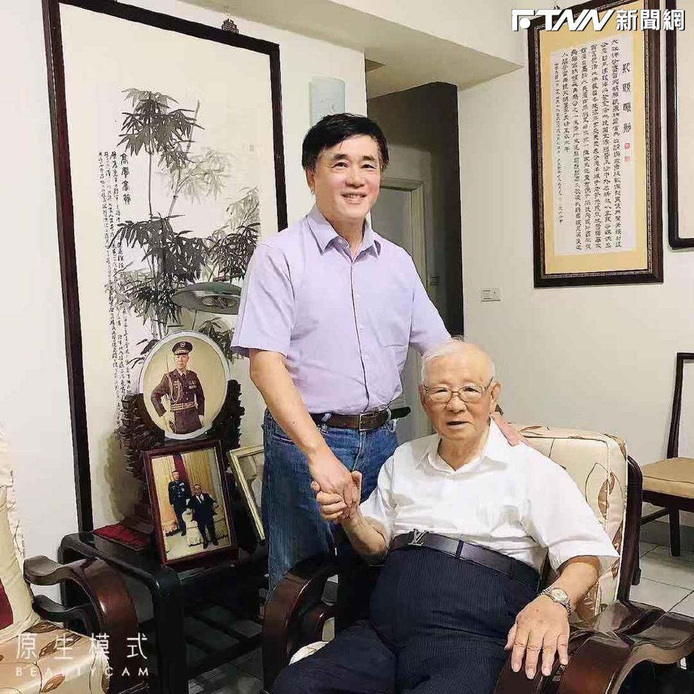 曾任台北市長、國民黨副主席的郝龍斌與許歷農合照圖郝龍斌臉書