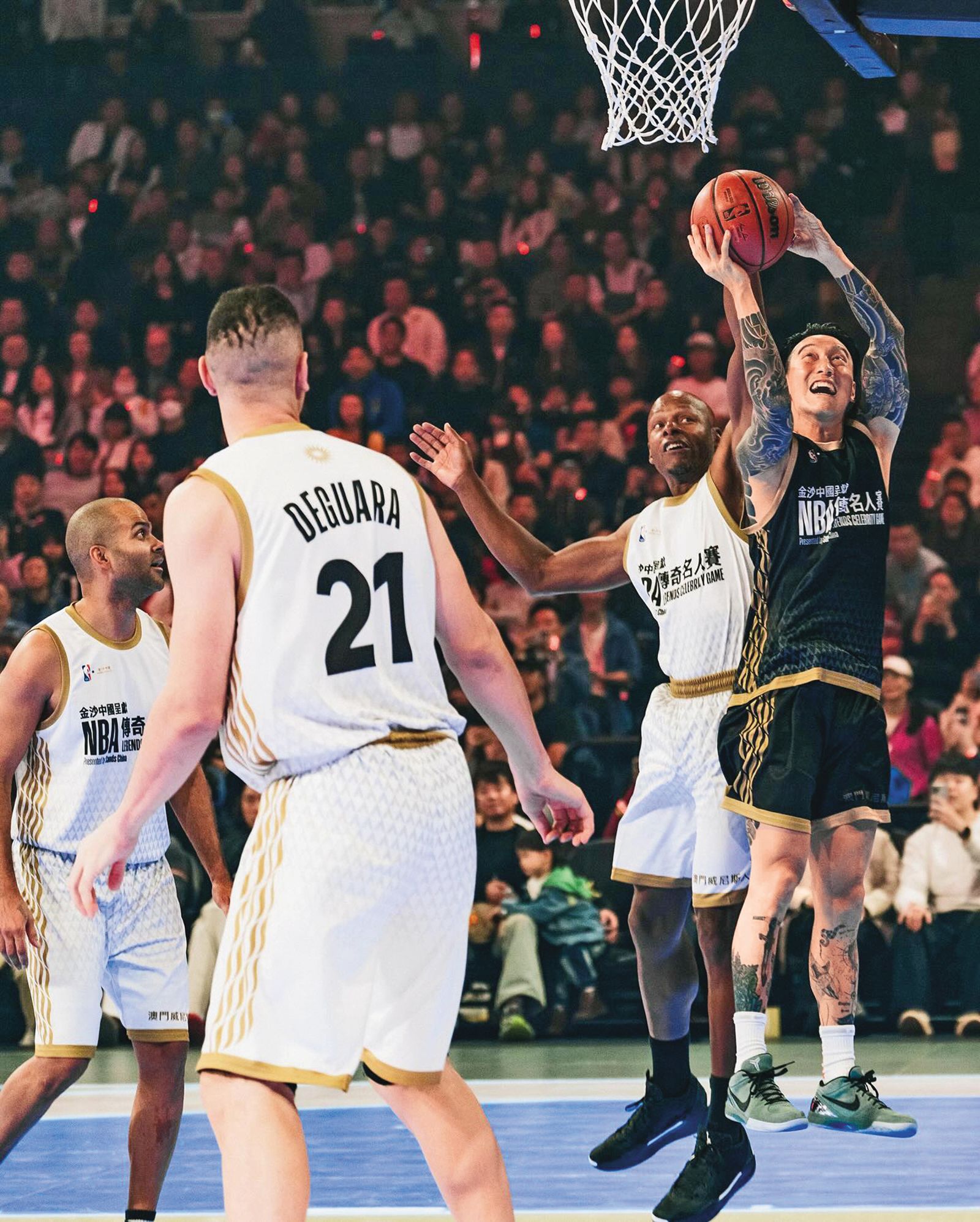 去年王陽明（右一）受邀參加NBA傳奇名人賽。（翻攝自王陽明IG）