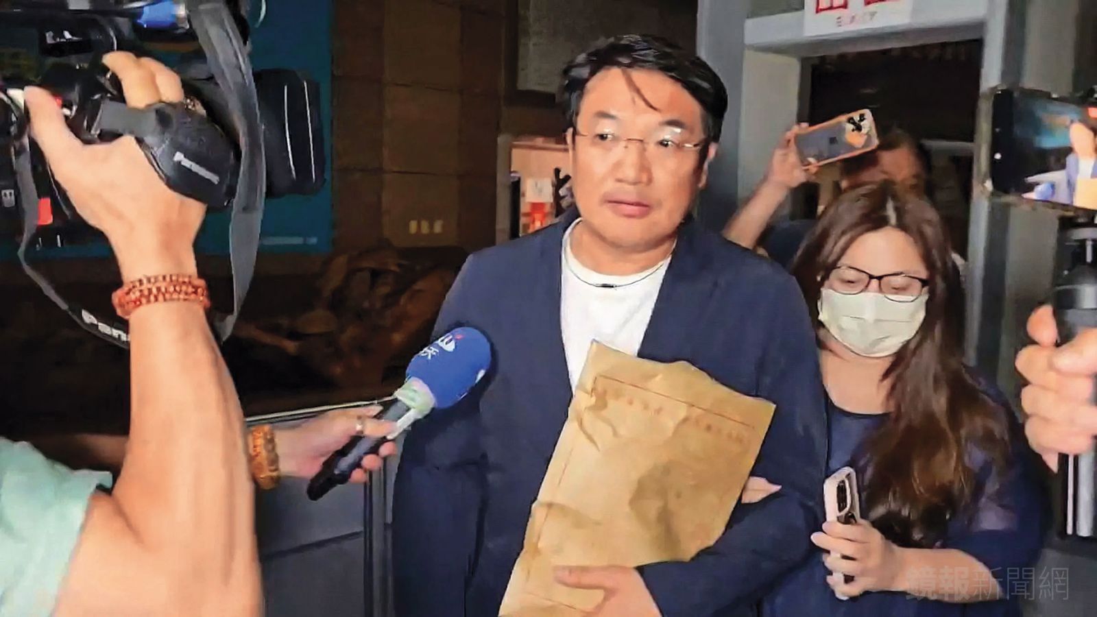基隆市民政處長張淵翔到案後，坦承非法查詢戶政系統協助罷免民進黨議員。（鏡新聞提供）