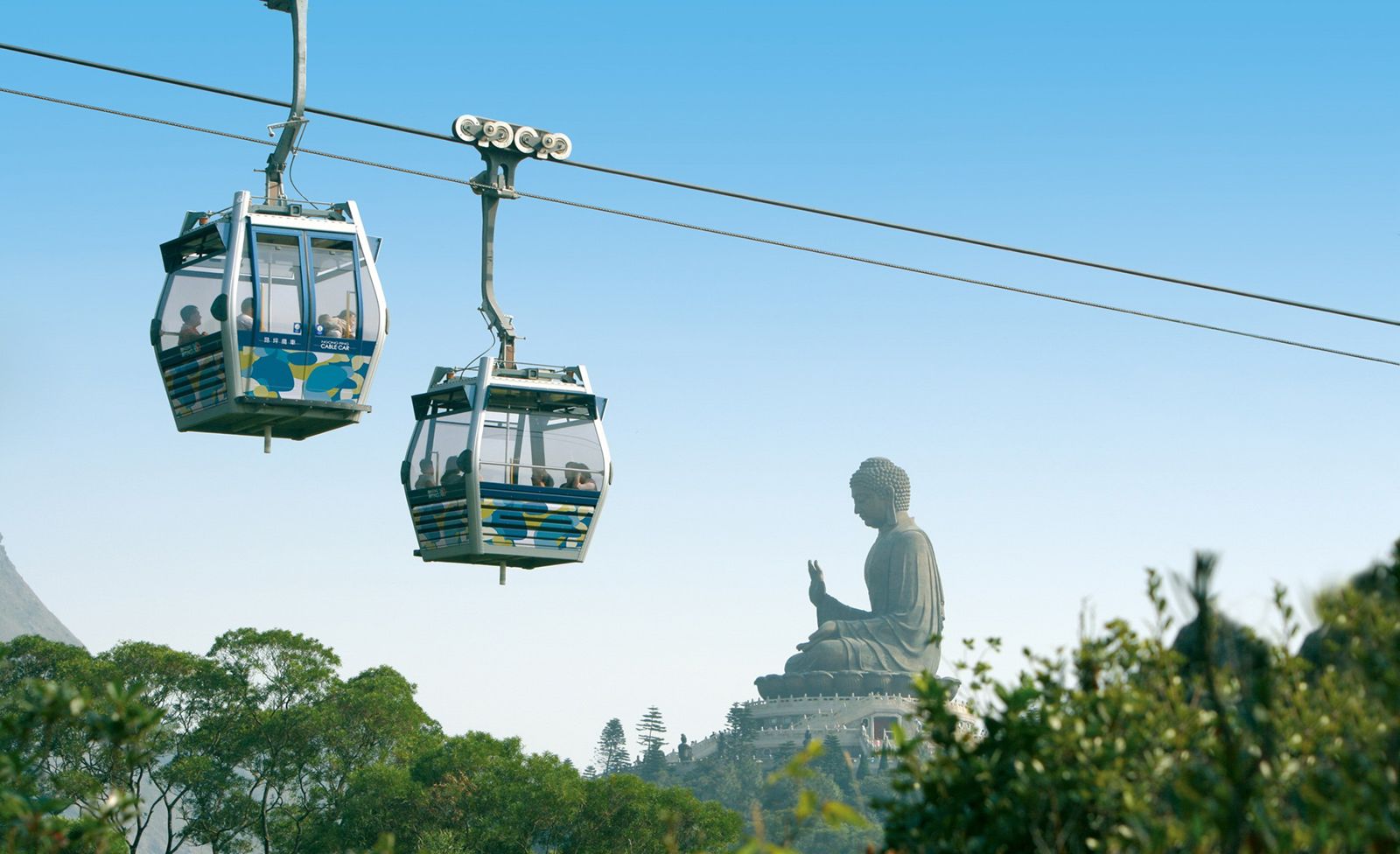 搭乘昂坪360纜車飽覽壯麗山海，抵達天壇大佛感受心靈寧靜。（香港旅遊發展局提供）