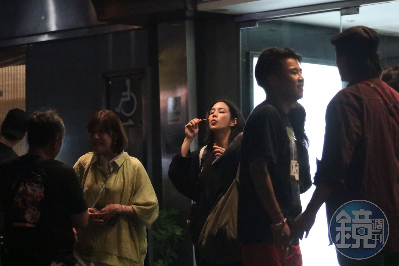 5日晚間約10點7分，温貞菱走出晶華酒店殺青酒，一邊沉醉的吹泡泡。