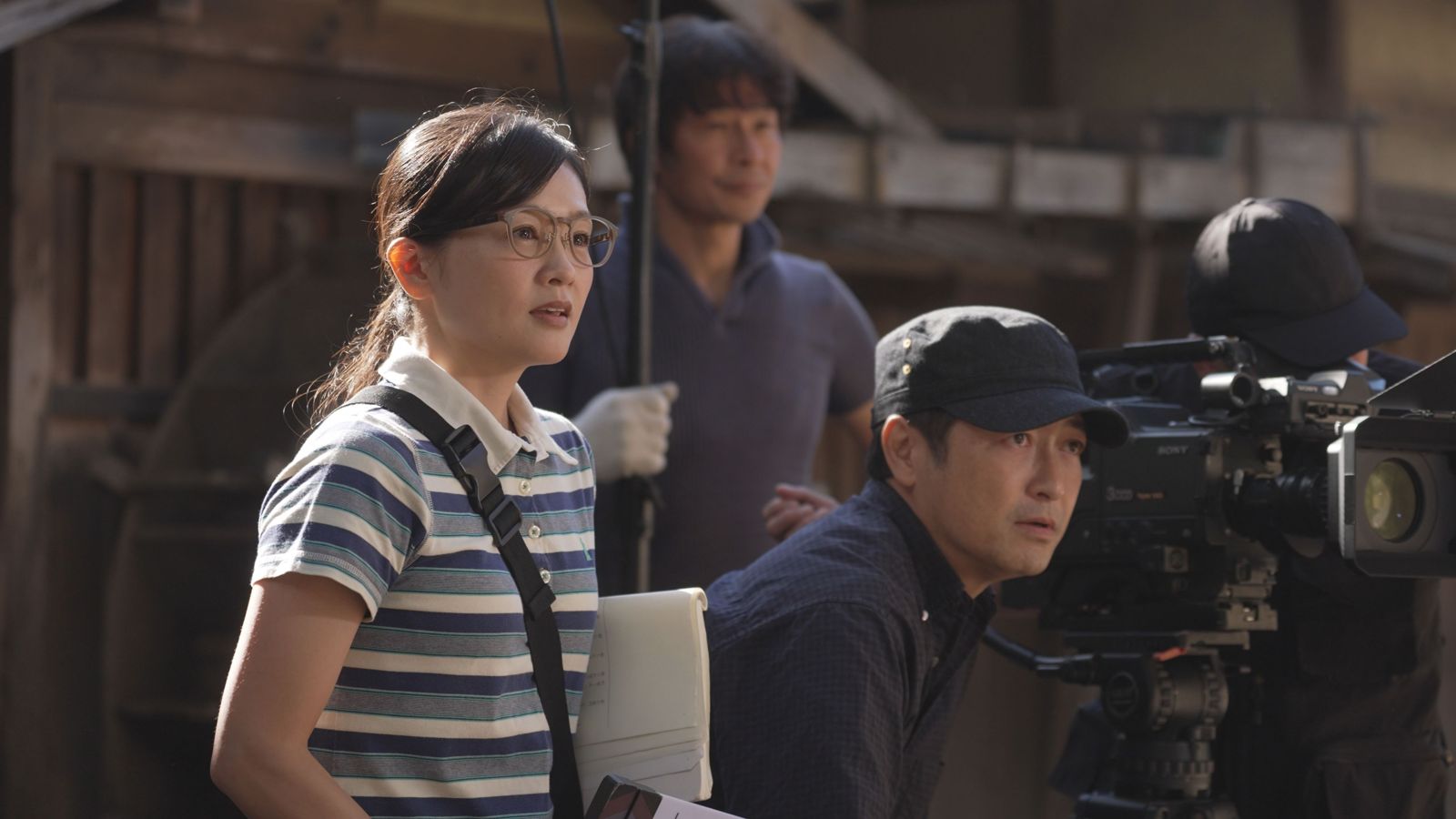 沙倉優乃（左）除是本片副導，在片中也飾演時代劇副導。（光年映畫提供）