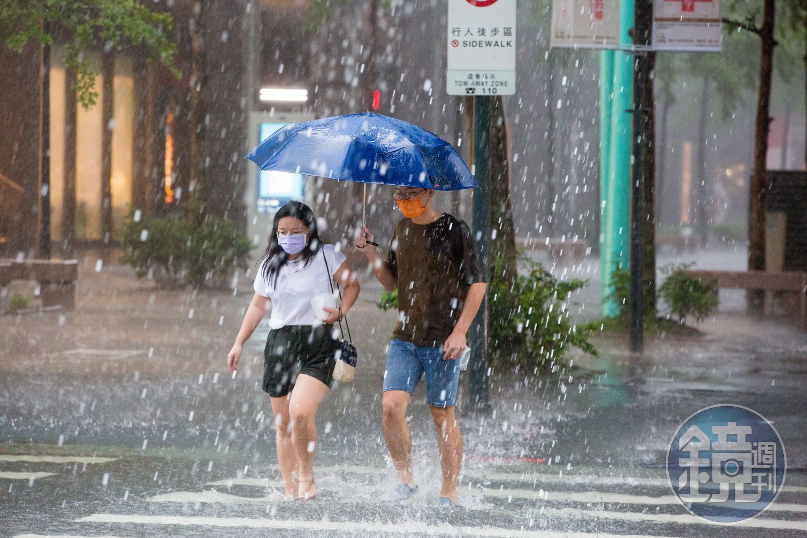 母親節週末天氣溼冷雷雨，外出記得帶傘。（本刊資料照）