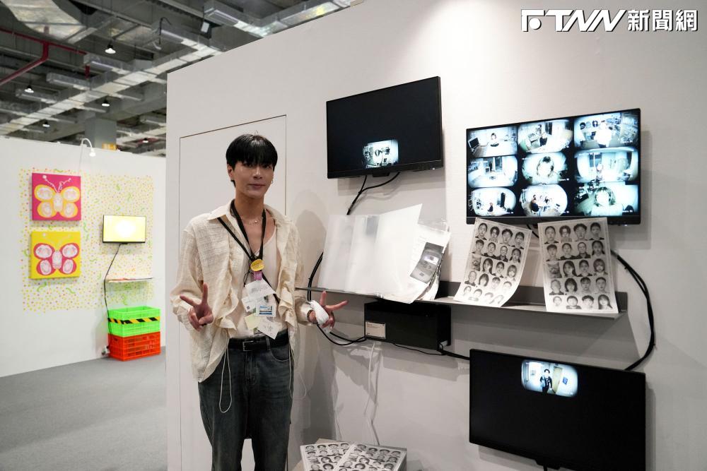 世新圖傳系許哲綸的《綸家会社》透過AI生成圖像與監視器視角，描繪家庭支配、暴力與孤獨等議題。（圖／世新大學提供）