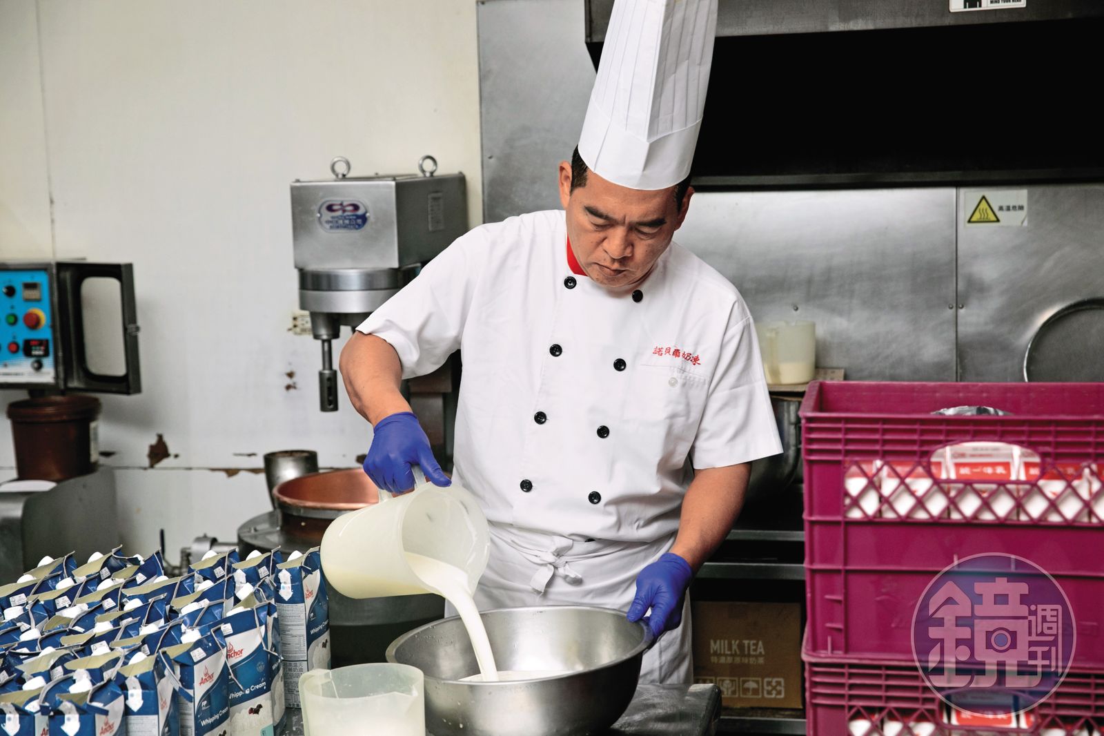 奶凍捲內的奶凍需以大量鮮奶、鮮奶油等原料製作，過程完全不加一滴水，味道才會濃郁。