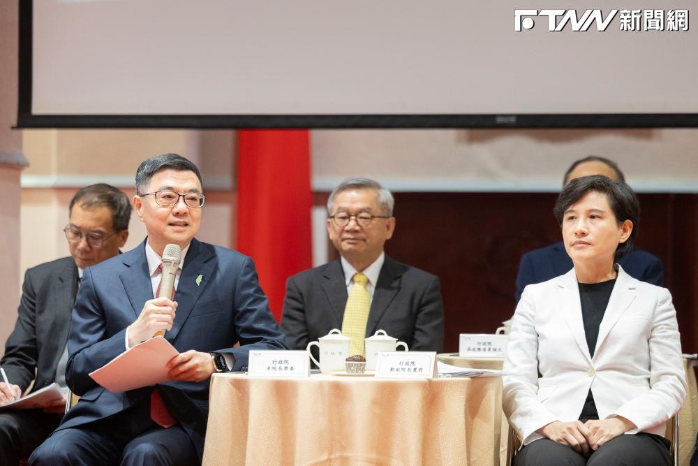行政院舉辦媒體茶敘，說明上任一年來的施政成果。（圖／取自卓榮泰臉書）