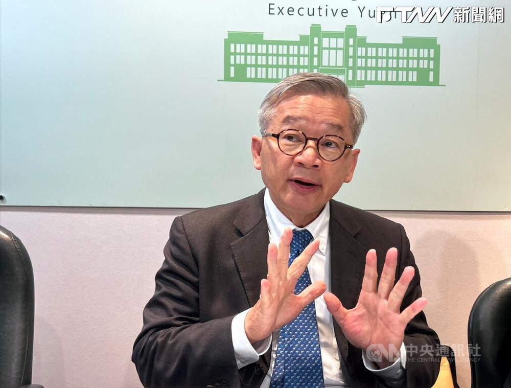 國科會主委吳誠文14日說明，政府明年起將推動「AI新科技─智慧機器人計畫」。（圖／中央社）
