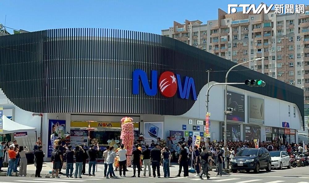 指標性3C龍頭商場NOVA資訊廣場16日已正式進駐高雄市鳳山區，作為南部第一家旗艦店的戰略據點，盼打造高雄數位商圈新風貌。（圖／高雄市經發局提供）